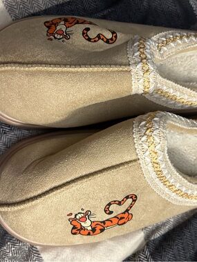 NWOT- Women’s Tigger Slippers. Size 40-41 (9-10)